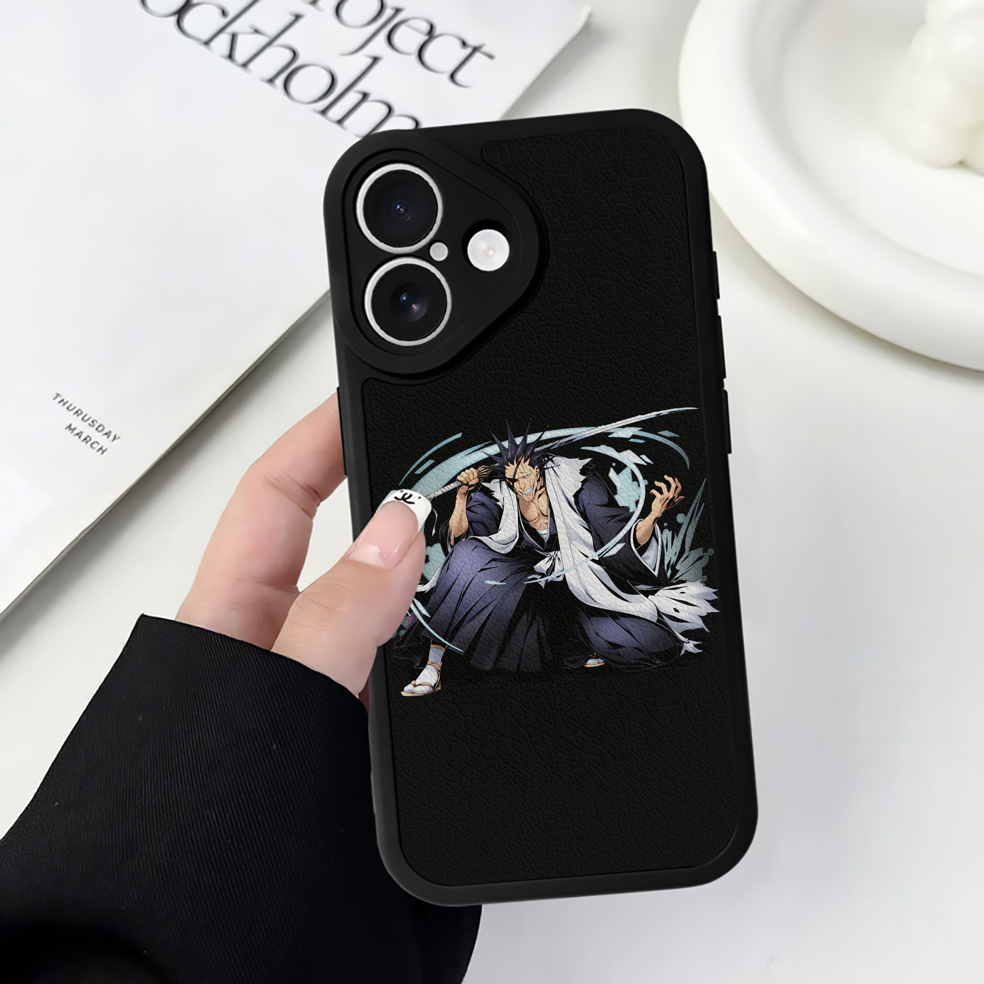 （画像用） ブリーチ ざらき けんぱち BLEACH Zaraki Kenpachi 【iPhone 16シリーズ対応】シリコンスマホケース（レザー調） 材質：シリコン